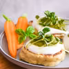Żytnie placki ze zsiadłego mleka z pesto z natki marchewki