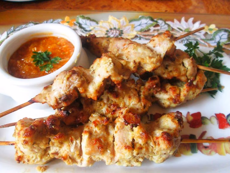 Grillowane szaszłyki drobiowe w curry podane z azjatyckim sosem