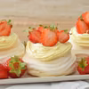 Mini beza pavlova z kremem chantilly i truskawkami