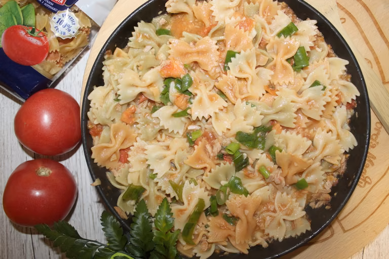 Makaron z tuńczykiem i pomidorami