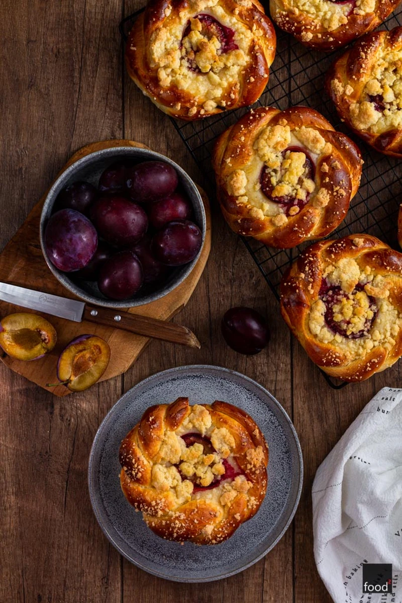 Drożdżówki ze śliwkami, mascarpone i kruszonką