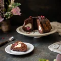 Babka czekoladowa z serem i malinami