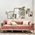 Sofa w pudrowym różu