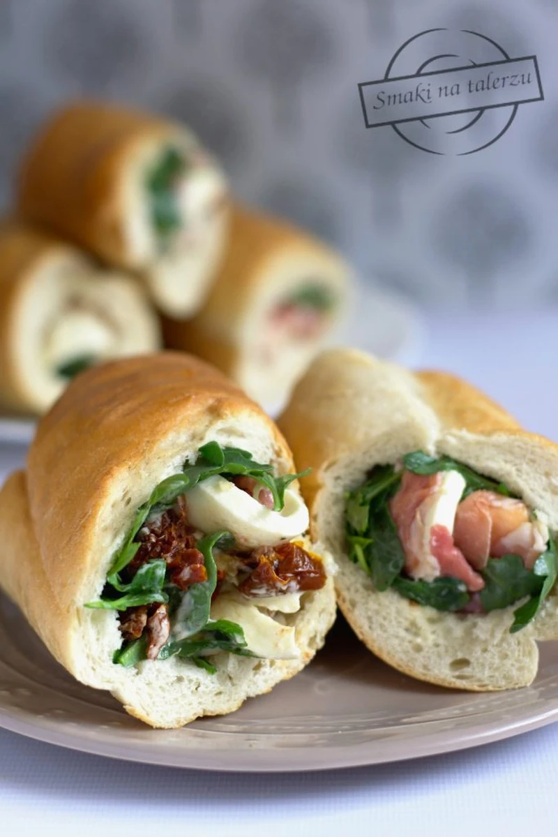 Bagietki nadziewane szynką parmeńską, suszonymi pomidorami, rukolą i mozzarellą