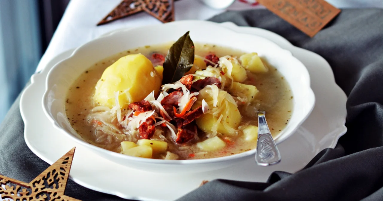 Zupa z ziemniakami, kiełbasą i kapustą kiszoną