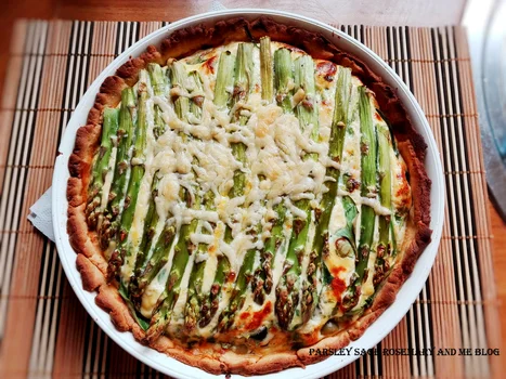 Quiche ze szparagami, cheddarem i oliwkami