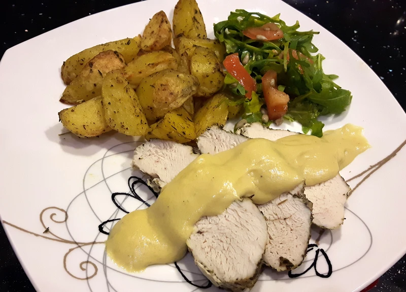 PIECZONA PIERŚ Z INDYKA Z SOSEM MUSZTARDOWYM