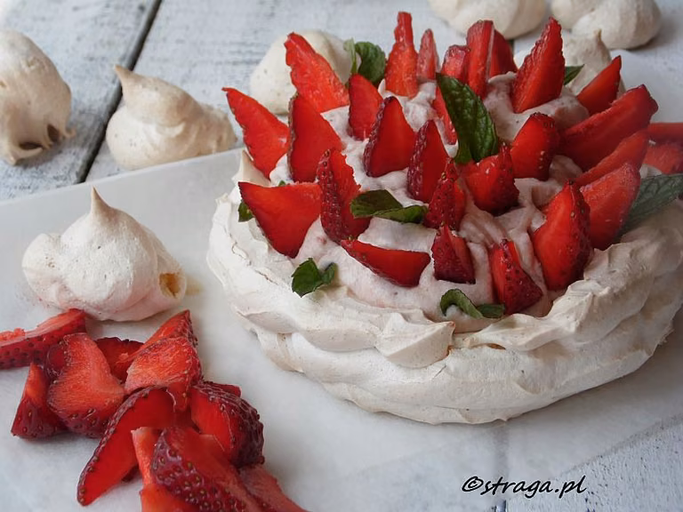 Mini beza Pavlova z truskawkami