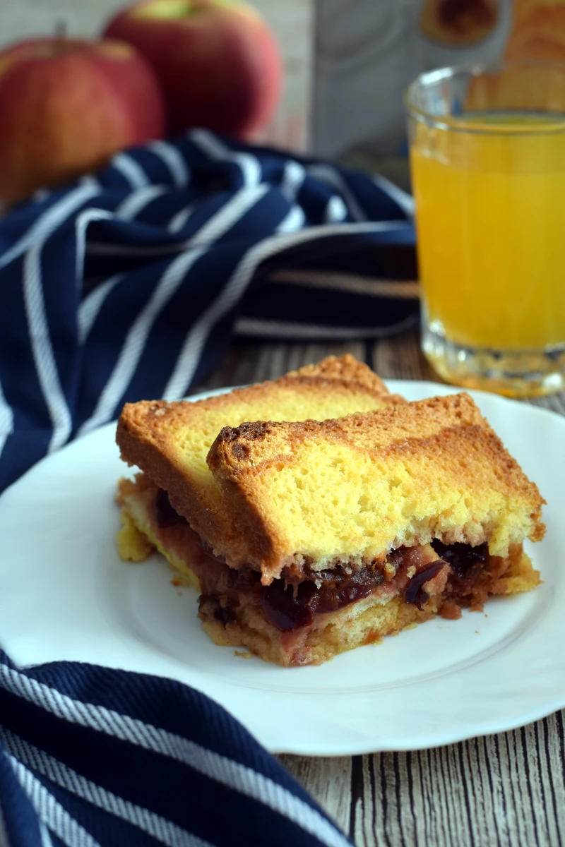 Pudding z sucharków ze śliwkami