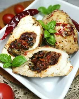 Roladki z kurczaka z farszem z suszonych pomidorów, oliwek i mozzarelli