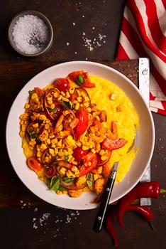 Rozgrzewające congee ryżowe z kurkumą, kukurydzą, pomidorem i krewetkami