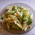 Penne z brokułem i piersią kurczaka w sosie z serka mascarpone.