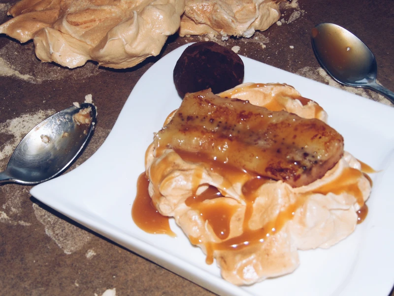 PAVLOVA CAPPUCCINO Z FLAMBIROWANYM BANANEM I SOSEM KARMELOWYM