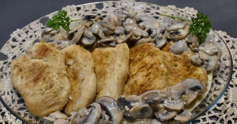 Filet kurczaka z pieczarkami