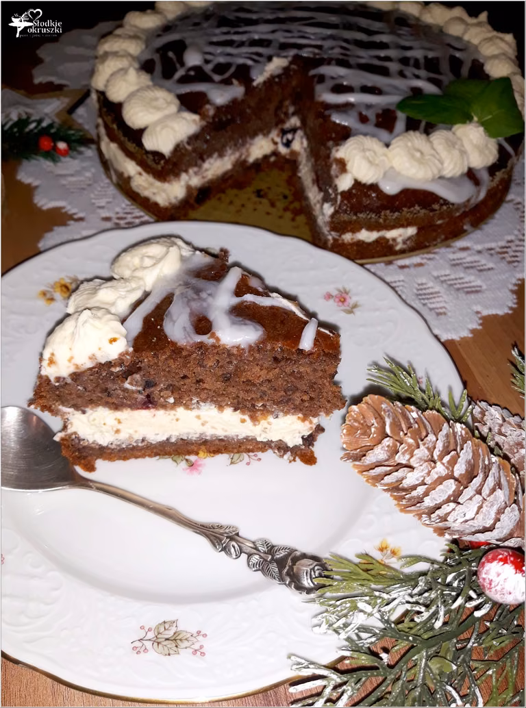 Świąteczny piernikowy tort z cytrynowym kremem i wisienkami