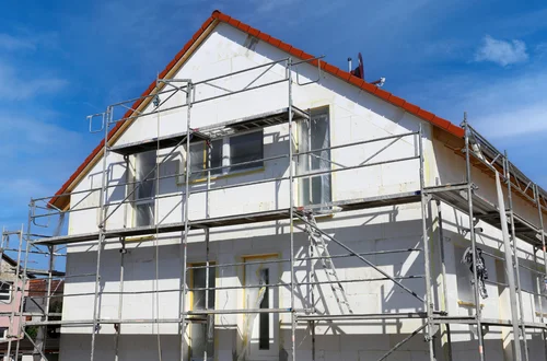 Właściciele domów muszą szykować się obowiązkowe ocieplenie i wymianę okien?! Będzie też zakaz pieców na gaz i węgiel