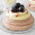 Kakaowa beza pavlova z wiśniami i kremem mascarpone