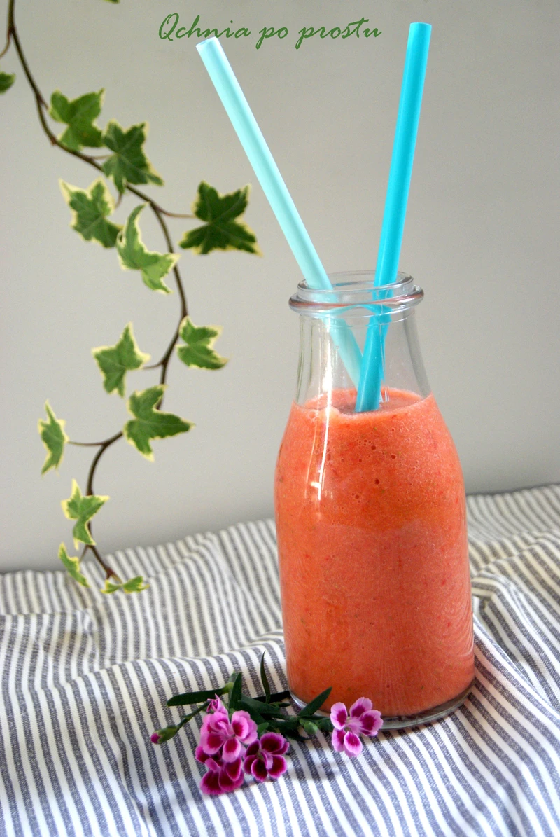 Smoothie - truskawki, mango, jabłko