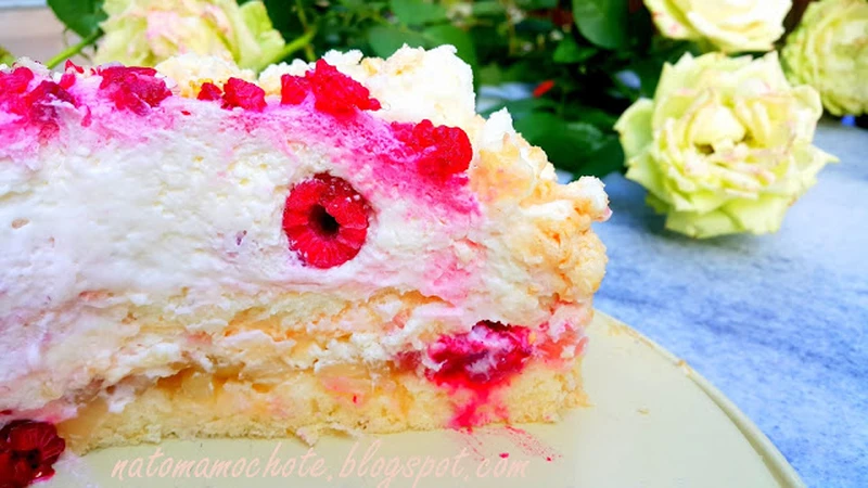 Bezowy Tort Śmiatankowy z Malinami