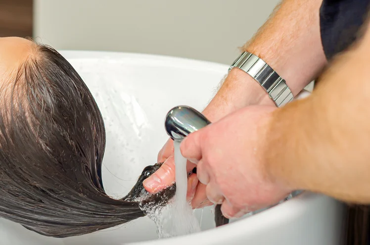 Zdjęcie Czy powinniśmy myć głowę przed wizytą u fryzjera? Obalamy odwieczny mit! #1