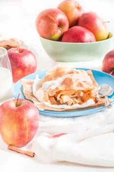 Apfelstrudel z sosem waniliowym