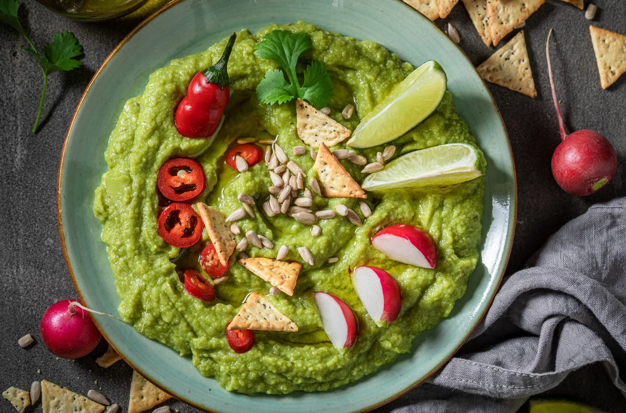 Połącz składniki i gotowe! Pikantne guacamole z chrupiącymi dodatkami – zdrowa i pyszna przekąska!