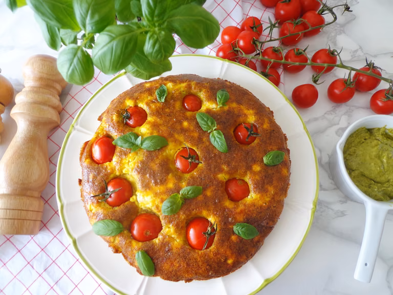 Pieczona frittata z pomidorkami, fetą i pesto