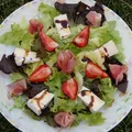 Sałatka z szynką i truskawkami