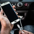 Ładujesz telefon w SAMOCHODZIE? Lepiej przestań!