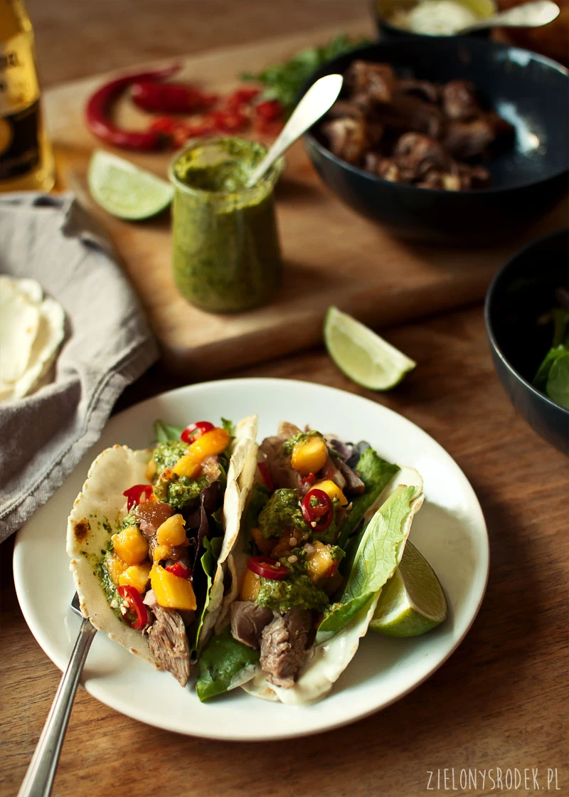 tacos z kaczką, salsą brzoskwiniową i sosem chimichurri