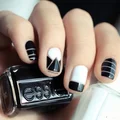 Czarny manicure