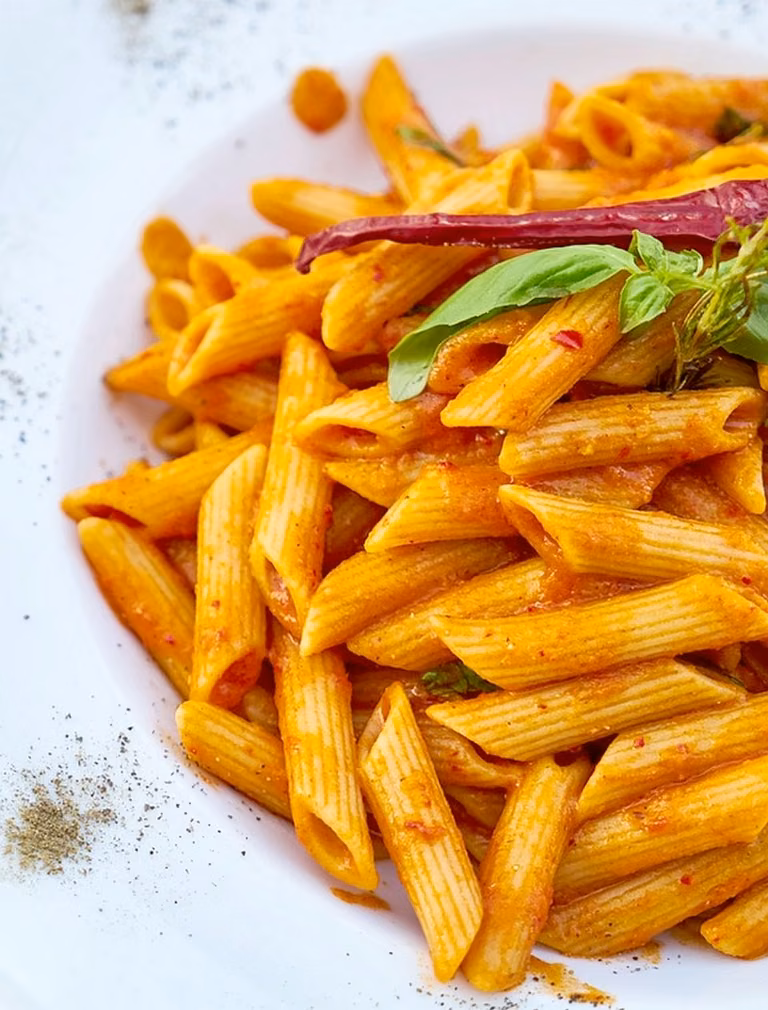 Makaron z czerwonym pesto