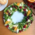 Sałatka wieniec z mozzarellą i pomarańczą
