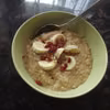 Owsianka bananowa z masłem orzechowym i jagodami goji