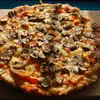 Domowa pizza z pieczarkami i szynką