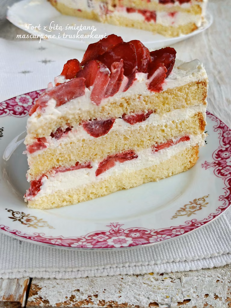 tort z bitą śmietaną , mascarpone i truskawkami