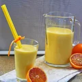 Koktajl: jogurt naturalny, kukurydza i czerwone pomarańcze
