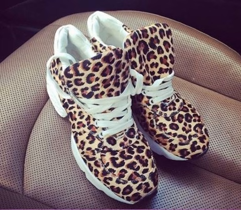 Sportowe buty w panterkę