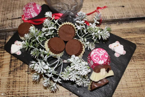Domowe czekoladki z niespodzianką – pomysł na słodki prezent