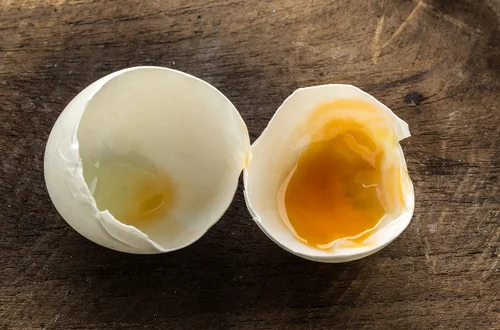 Nie jedz jajek, które tak wyglądają! Lepiej od razu je wyrzuć