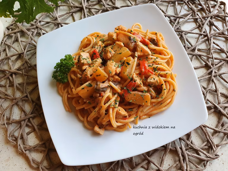 Spaghetti z kurczakiem i cukinią w pomidorowym sosie.