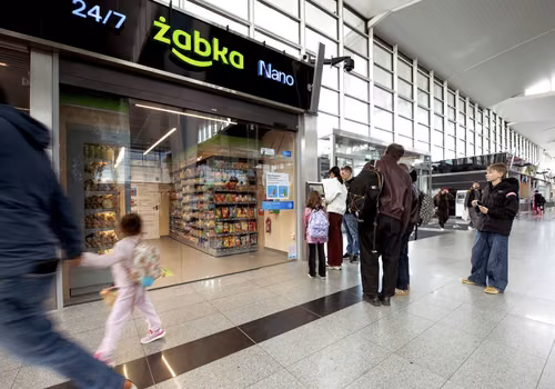 Pierwsza Żabka Nano na polskim lotnisku ucieszy pasażerów! Szybkie zakupy przed wylotem bez kolejek i kas