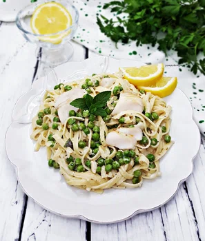 MAKARON LINGUINI Z SANDACZEM I ZIELONYM GROSZKIEM