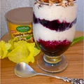 Szybki jagodowo-ryżowy pudding z karmelowymi orzechami