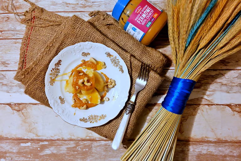 Leniwe pierogi z sosem orzechowym