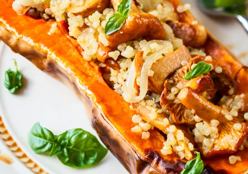 Przekrajam dynię na pół i nadziewam mieszanką kurek i kaszy! To pyszne danie na ciepło robię każdej jesieni