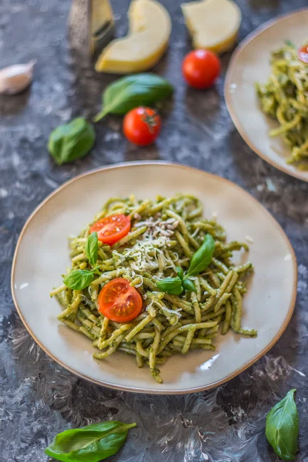 Spaghetti z zielonym pesto - obiad podnoszący odporność, który zrobisz w 15 minut.