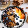 Domowa granola piernikowa z jogurtem i owocami