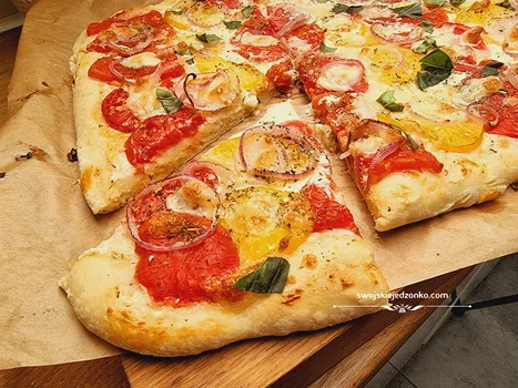 Pizza z pomidorami mascarpone