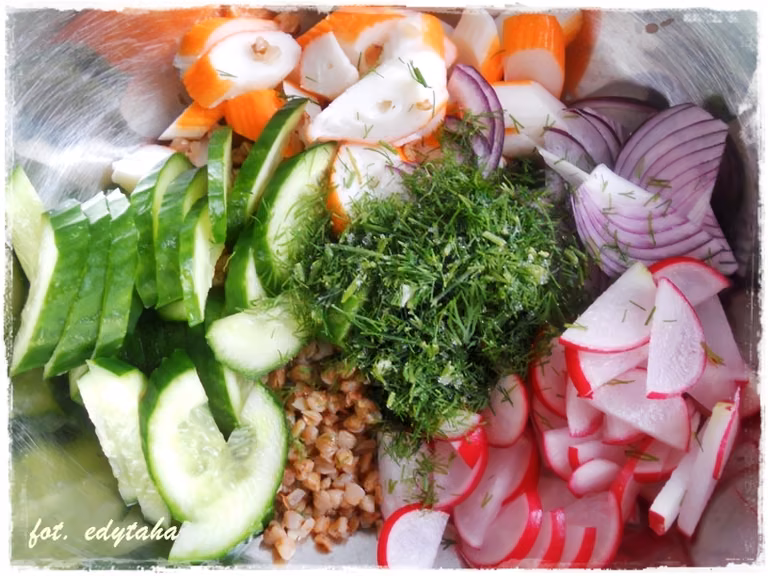 Chrupiąca sałatka z surimi